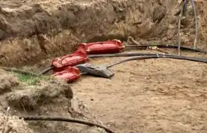 Cable joint installation in sand Kabelmuffenmontage im Sand