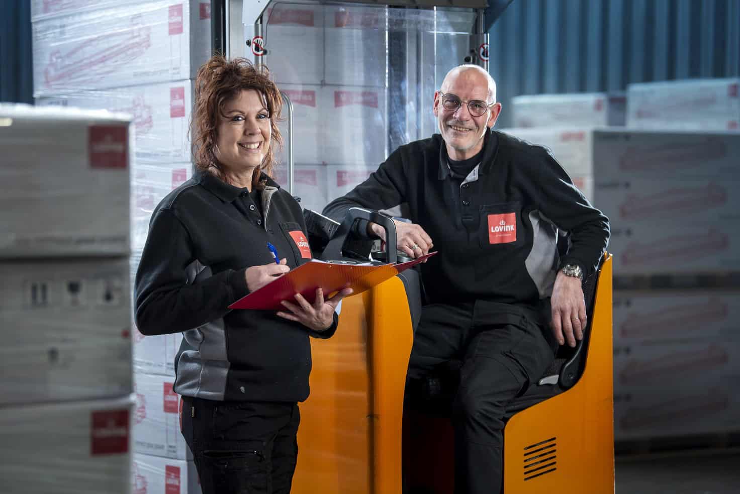 Zwei Produktionsmitarbeiter bei Lovink und Einblick in Über uns Arbeit bei innerhalb eines familiengeführten Unternehmens