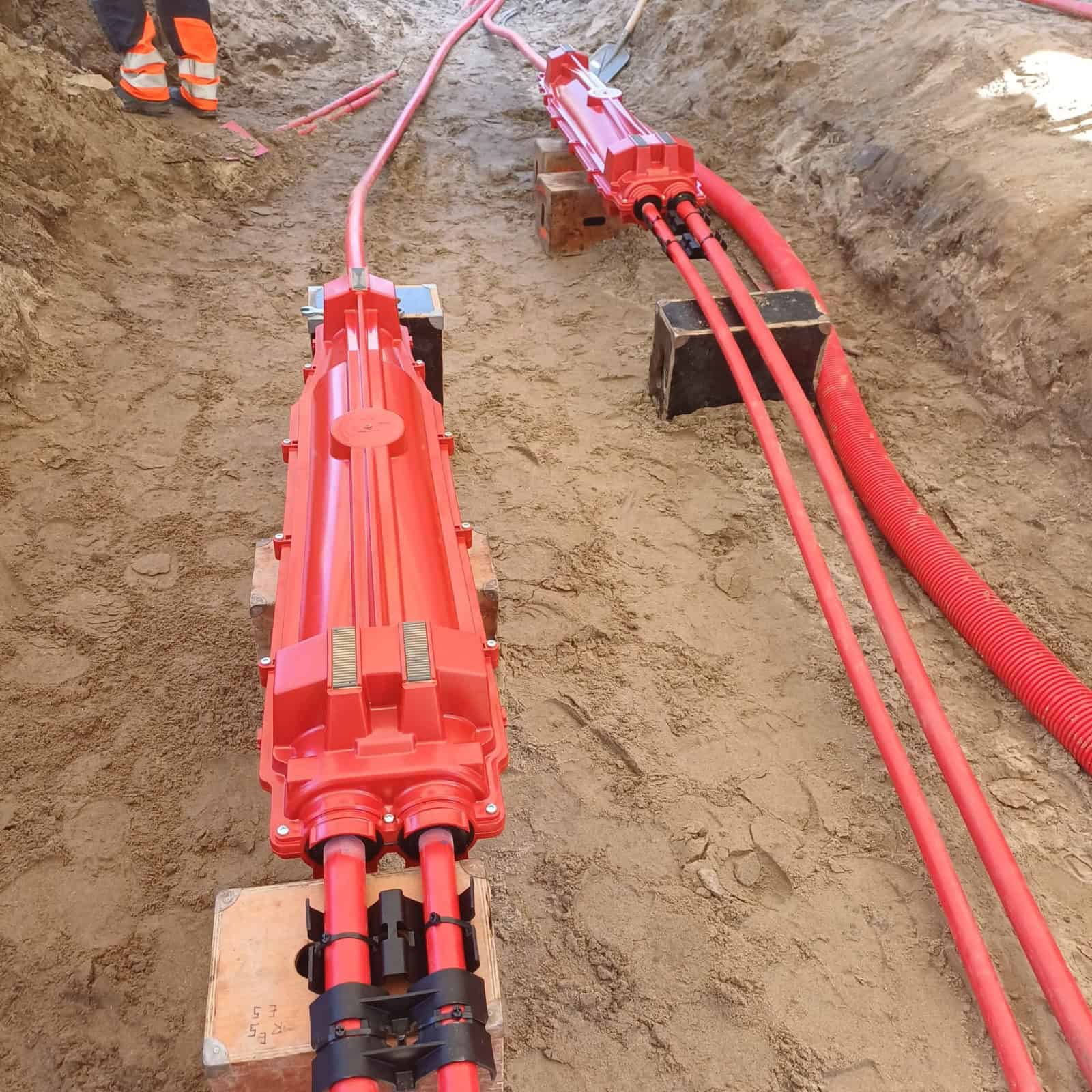 Installazione di un giunto LoviSil® di derivazione durante un progetto ferroviario per reti di media tensione, con tempi di installazione ridotti e prestazioni affidabili.