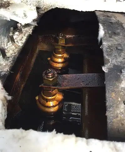 Terminazione riempita di bitume presso un impianto industriale, successivamente sostituita con il mezzo isolante LoviSil per migliorare sicurezza e affidabilità.