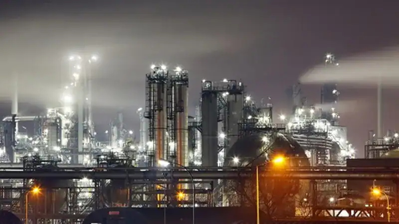 Industriële omgeving met zware infrastructuur waar kabelmoffen voor middenspanning worden toegepast onder extreme omstandigheden