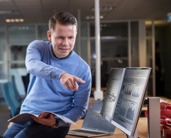 Lovink employee explaining work on screen in engineering environment