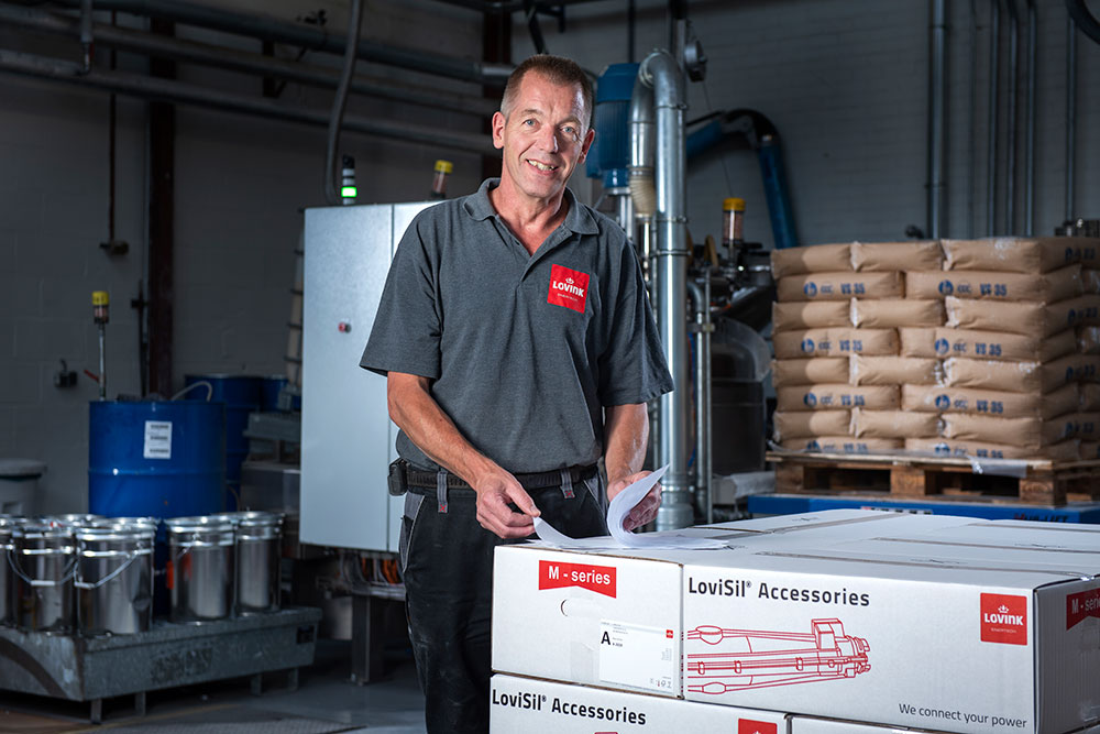 Lovink medewerker aan het werk in productie van kabelmoffen