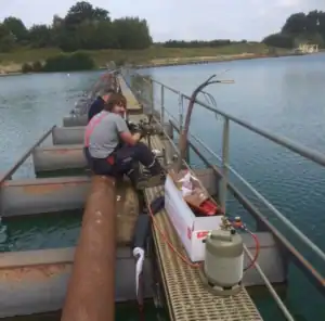 Montage einer Verbindungsmuffe in einer Kiesgrube