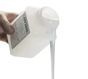 Versamento dell'isolante LoviSil® dal flacone