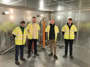 Visita al laboratorio di prova di Lovink Enertech, dove il team di Thorne & Derrick osserva le prove sui giunti per cavi a media tensione.