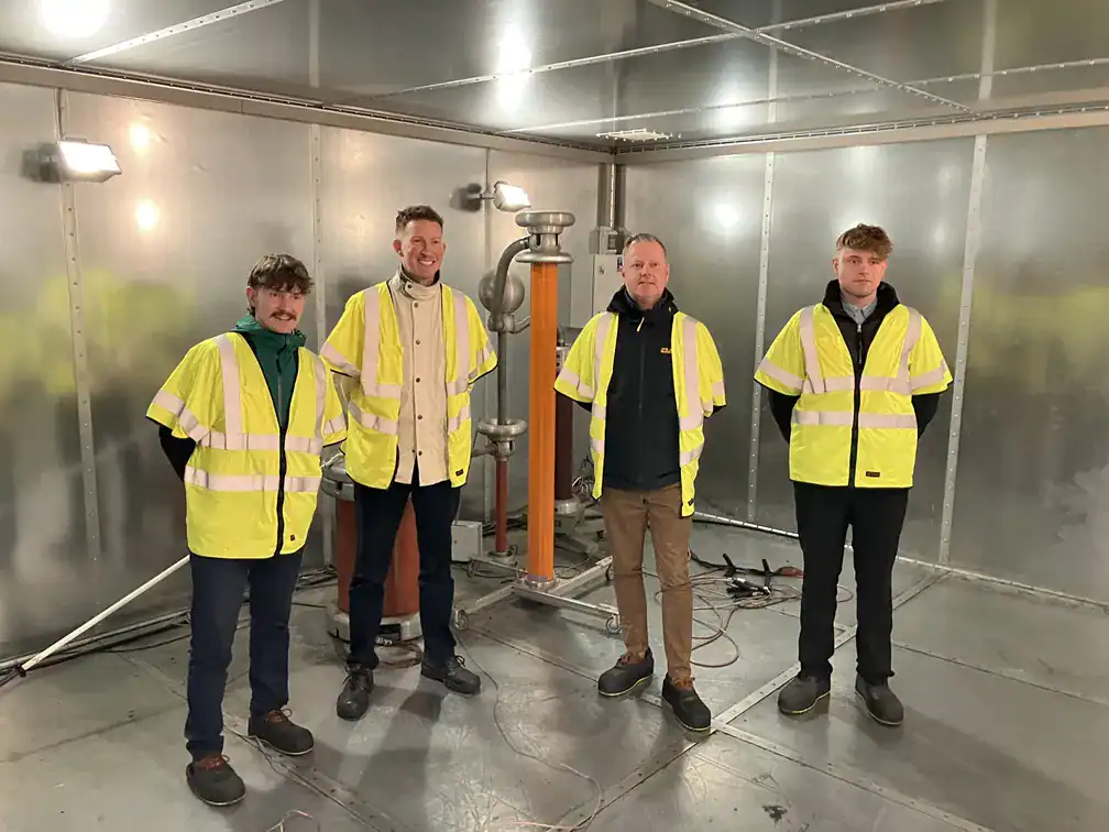Besuch des Lovink Testlabors durch den Vertriebspartner Vereinigtes Königreich Thorne & Derrick für Kabelmuffen und Mittelspannungsprüfungen